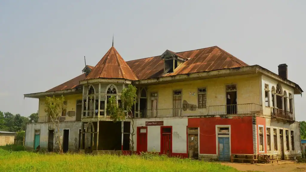 Roça Agostinho Neto São Tomé, centred plantation building with surrounding forest